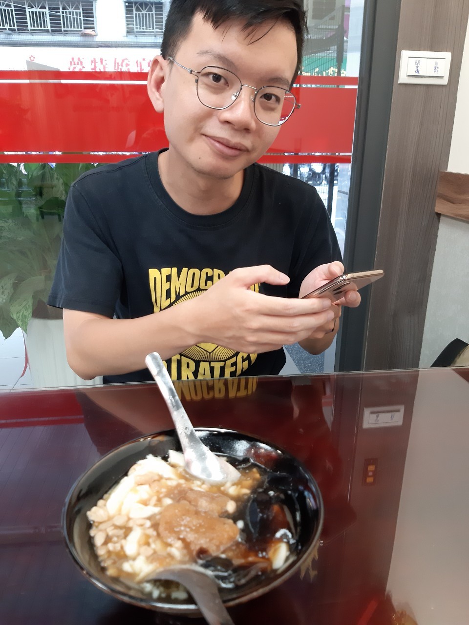 小均偷接小金魚下班，吃劉家豆花