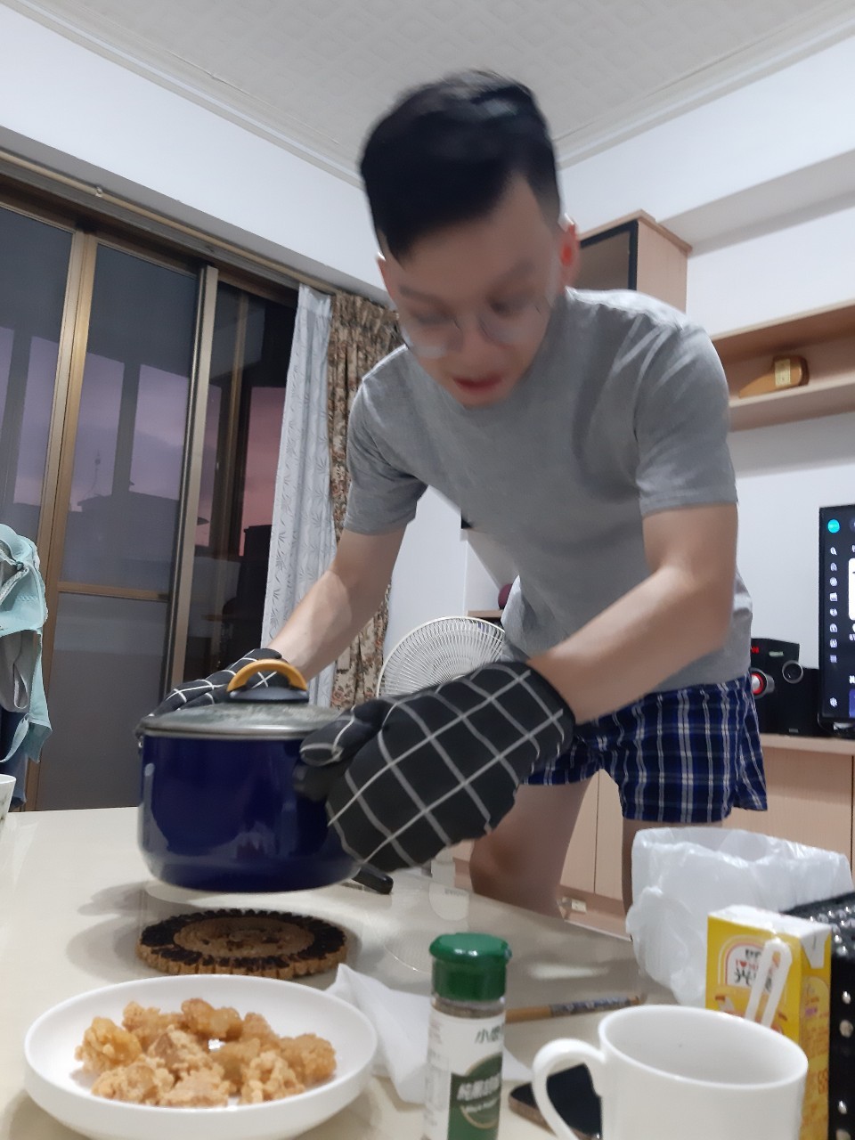 小均帥氣照顧小紅來的小金魚，第一次嘗試自己獨自煮晚餐，開車車嚕到領域展開