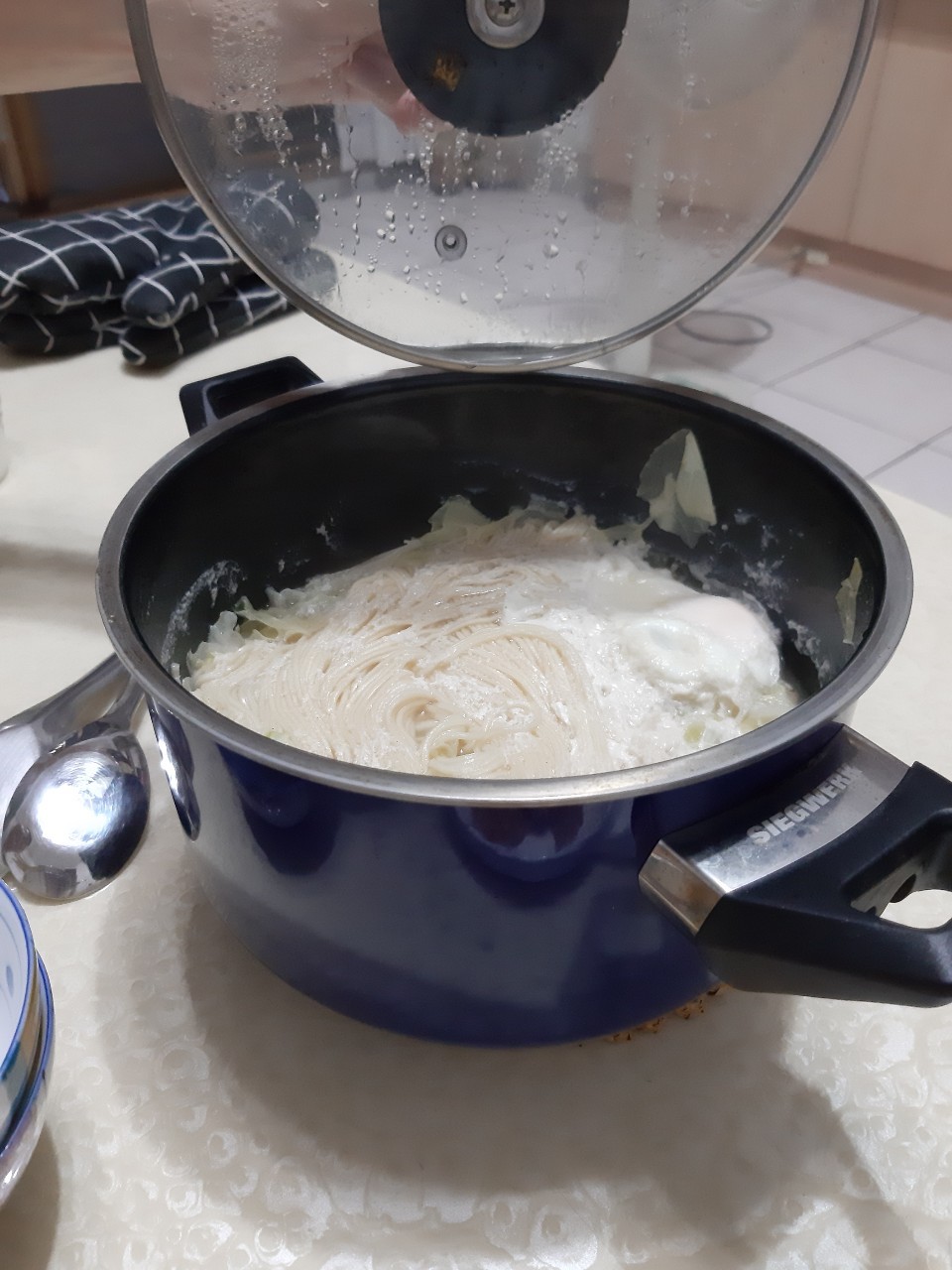 小均帥氣照顧小紅來的小金魚，第一次嘗試自己獨自煮晚餐，開車車嚕到領域展開