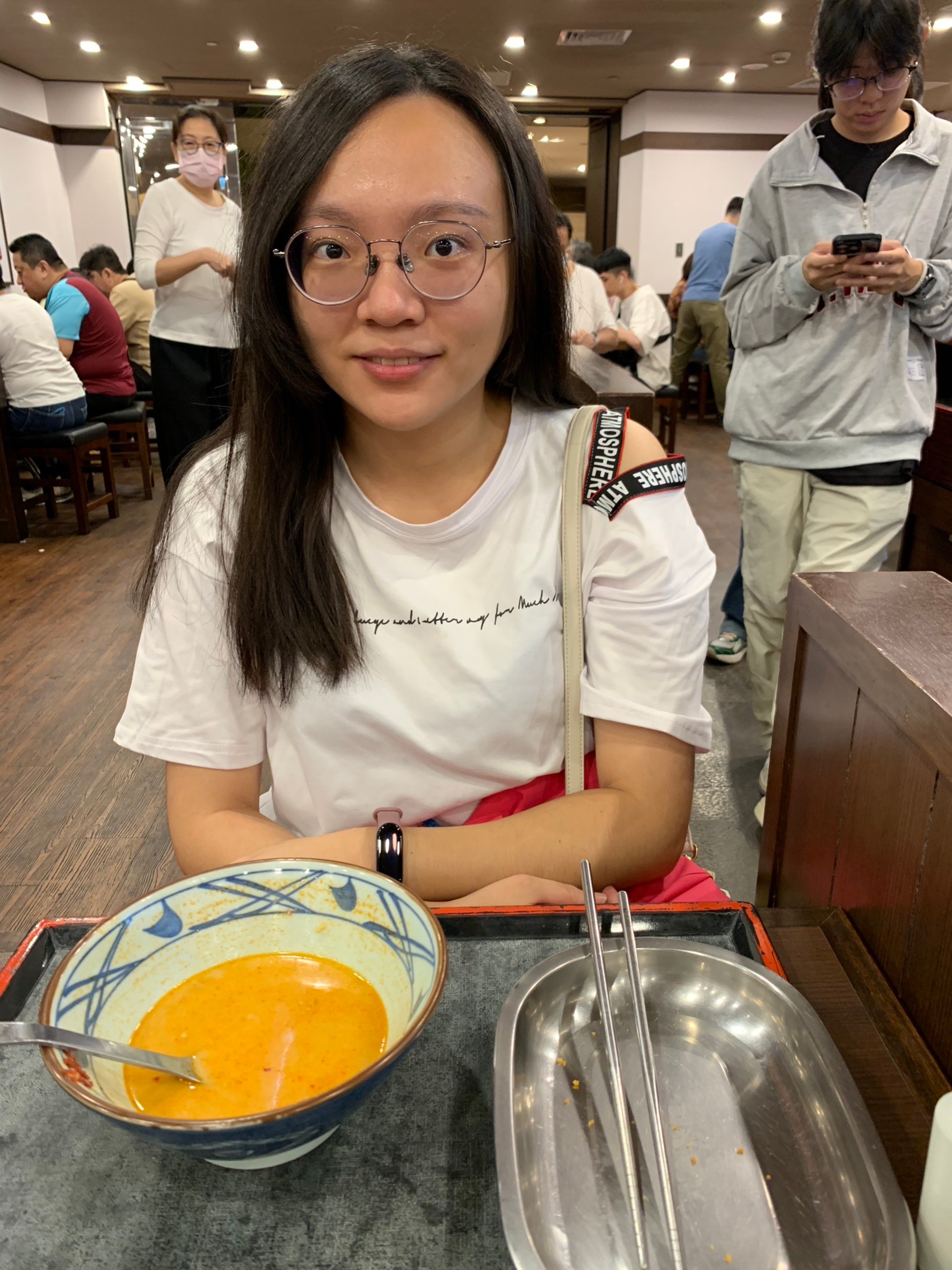 與小均吃牛排，整理廚房，買小廢包，吃讚岐烏龍，換燦坤會員禮