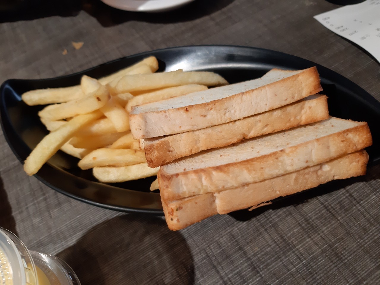 與小均吃牛排，整理廚房，買小廢包，吃讚岐烏龍，換燦坤會員禮