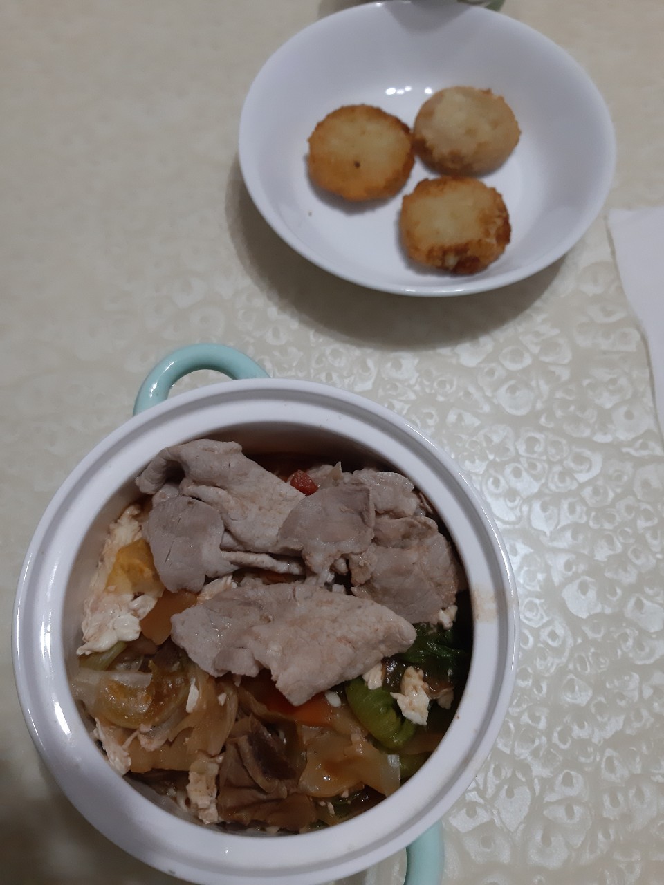 與小均吃爭鮮，逛全聯，整理床底，煮晚餐番茄牛肉麵，清洗飲水機