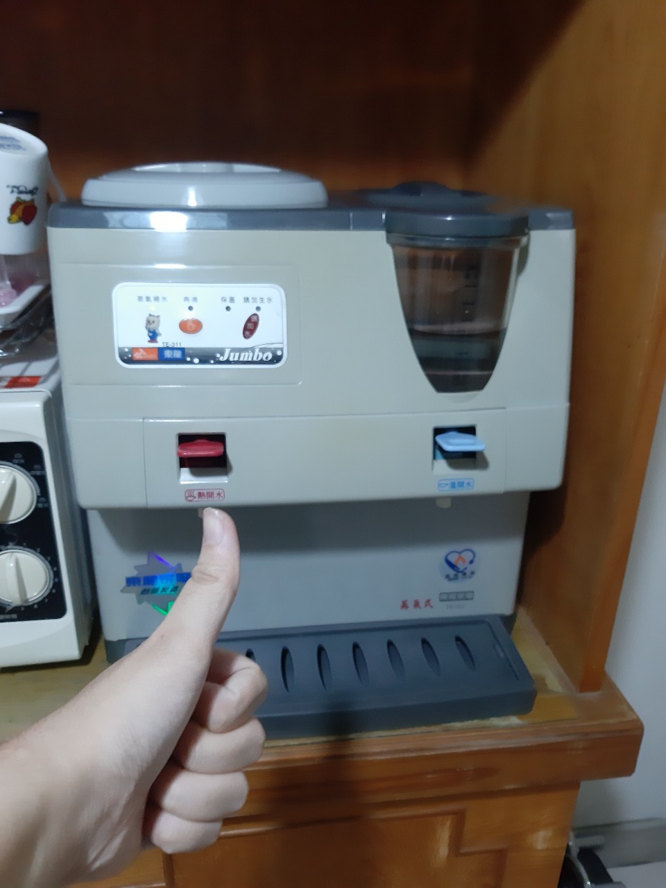 與小均吃爭鮮，逛全聯，整理床底，煮晚餐番茄牛肉麵，清洗飲水機