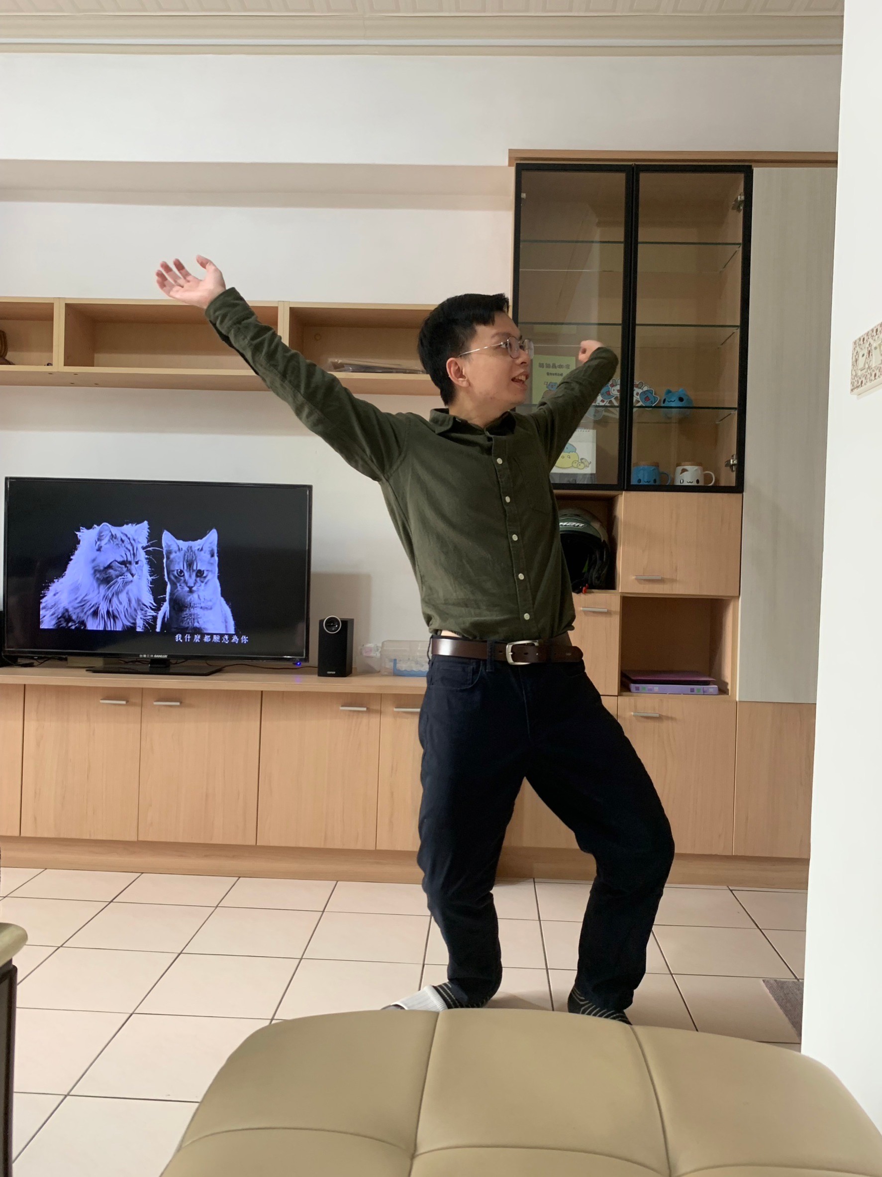 與小均慶祝認識兩週年，慶祝小均媽咪生日吃青樓，578初體驗，煮麵麵，討論裝潢