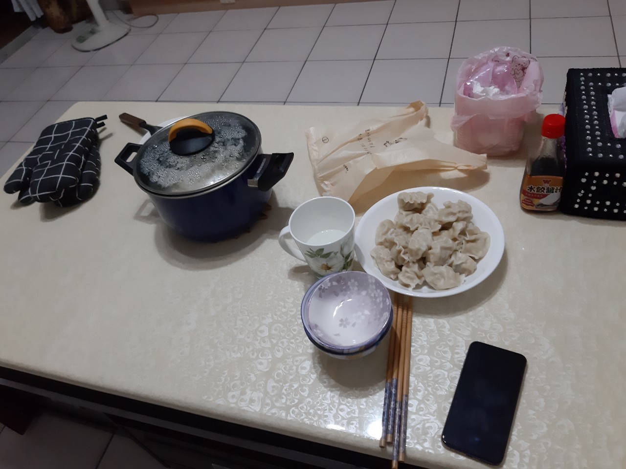 小均剪髮後接生理假小金魚，爆睡爆吃，小均煮水餃味噌湯，開車送回家好滋潤