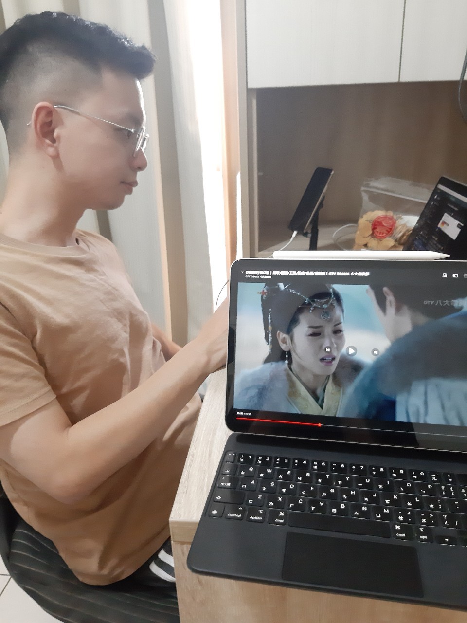 小均剪髮後接生理假小金魚，爆睡爆吃，小均煮水餃味噌湯，開車送回家好滋潤