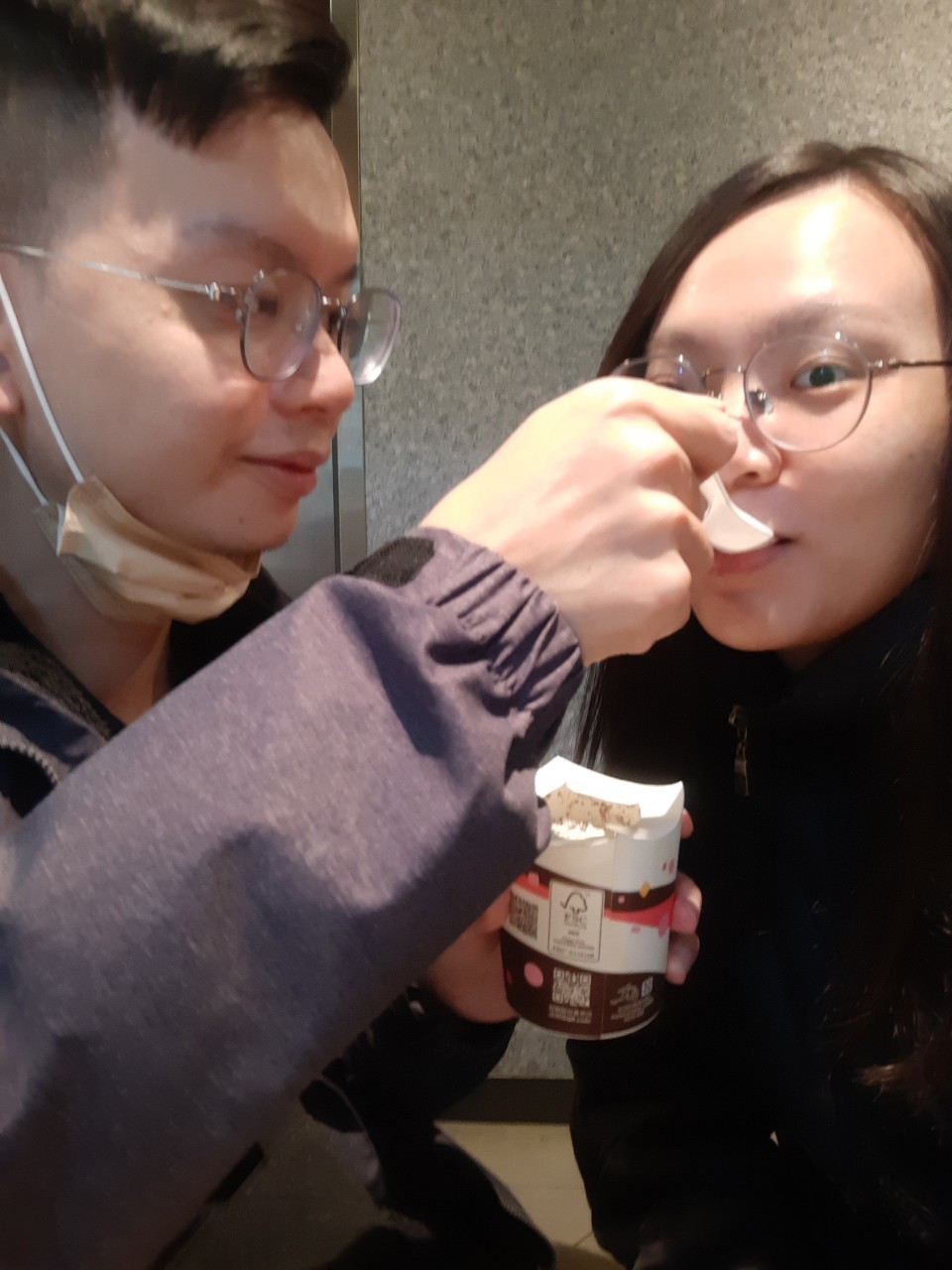 與小均逛Uniqlo爆買外套，吃藏壽司，吃冰炫風，買東山鴨頭宵夜