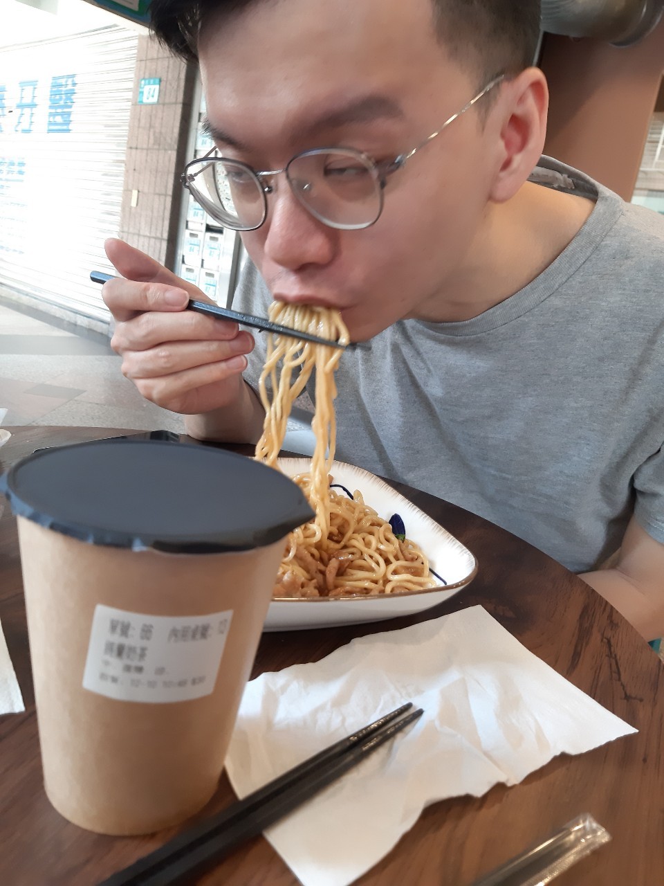 吃享早餐普通，重新橋下跳蚤市場好擠，夾子園遇爛店員不要不要，但有可愛小金魚一起吃爆