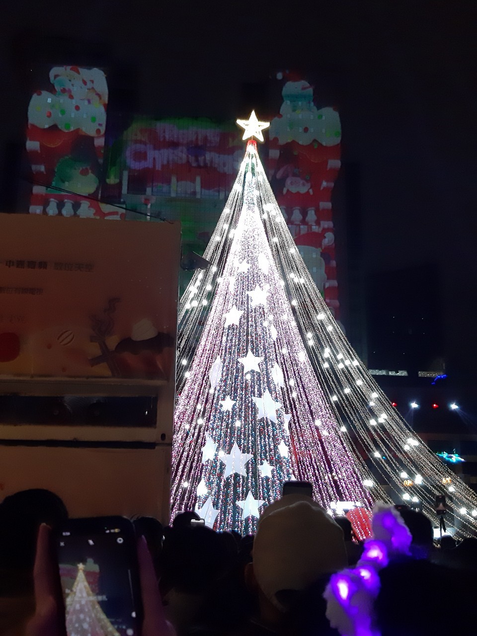 與小均吃八方玩俄羅斯方塊，看小曉，逛耶誕城，買豆漿吃牛肉麵