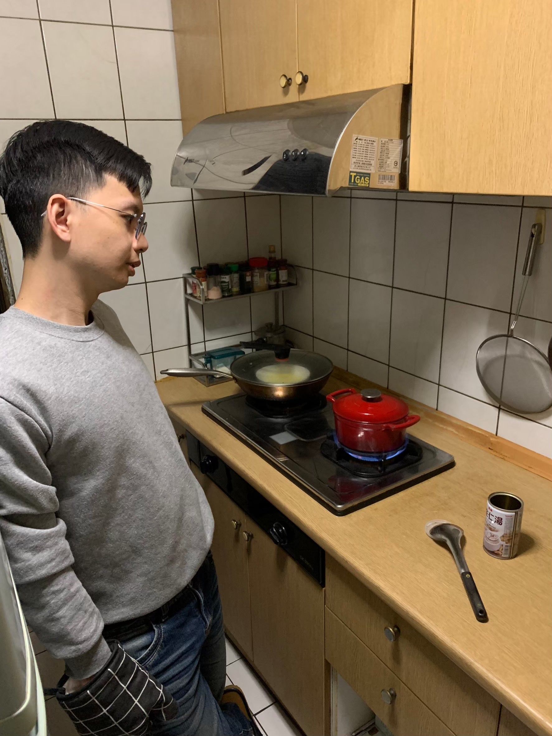 小均接我下班，煮花生湯圓，送湯圓給小均媽咪，開車送我回家