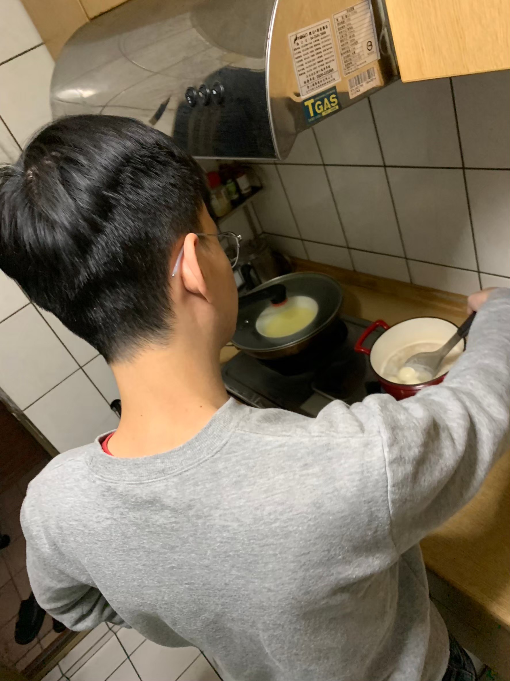 小均接我下班，煮花生湯圓，送湯圓給小均媽咪，開車送我回家