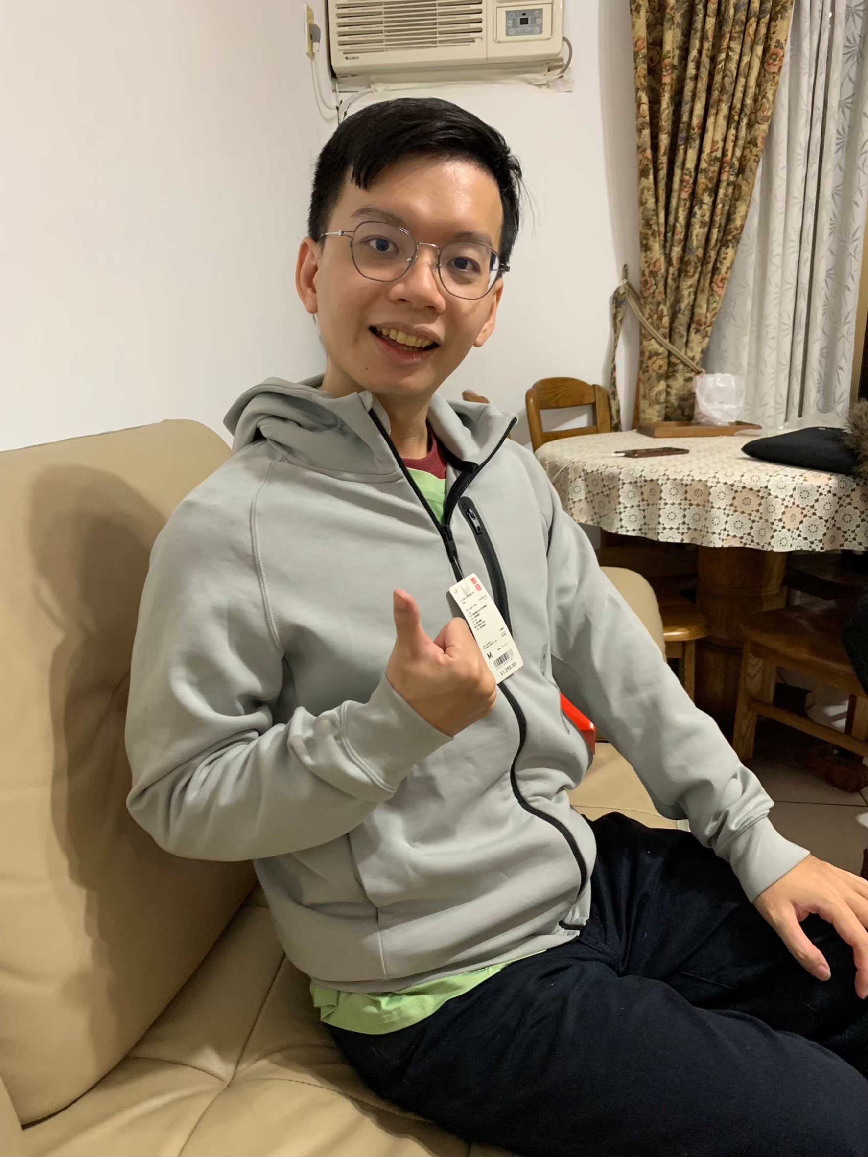 慶祝兩週年，吃旺角飲茶，新月橋散步，全身按摩初體驗，吃海底撈，拆禮物好幸福