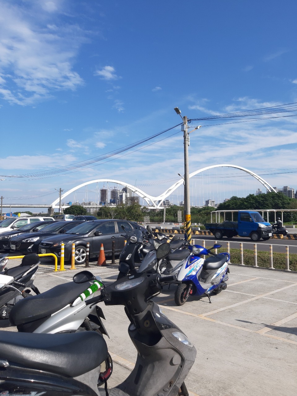 慶祝兩週年，吃旺角飲茶，新月橋散步，全身按摩初體驗，吃海底撈，拆禮物好幸福