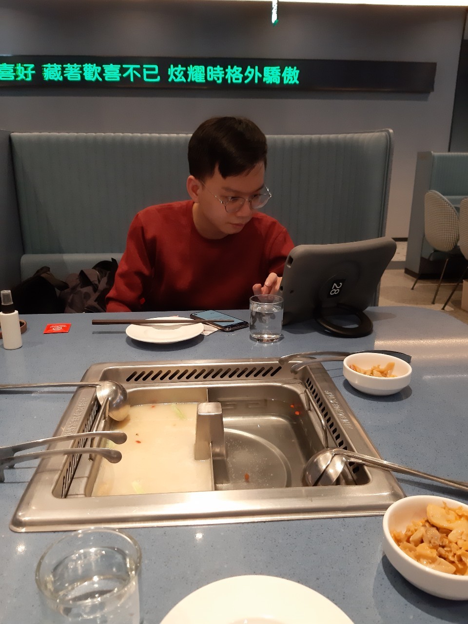 慶祝兩週年，吃旺角飲茶，新月橋散步，全身按摩初體驗，吃海底撈，拆禮物好幸福