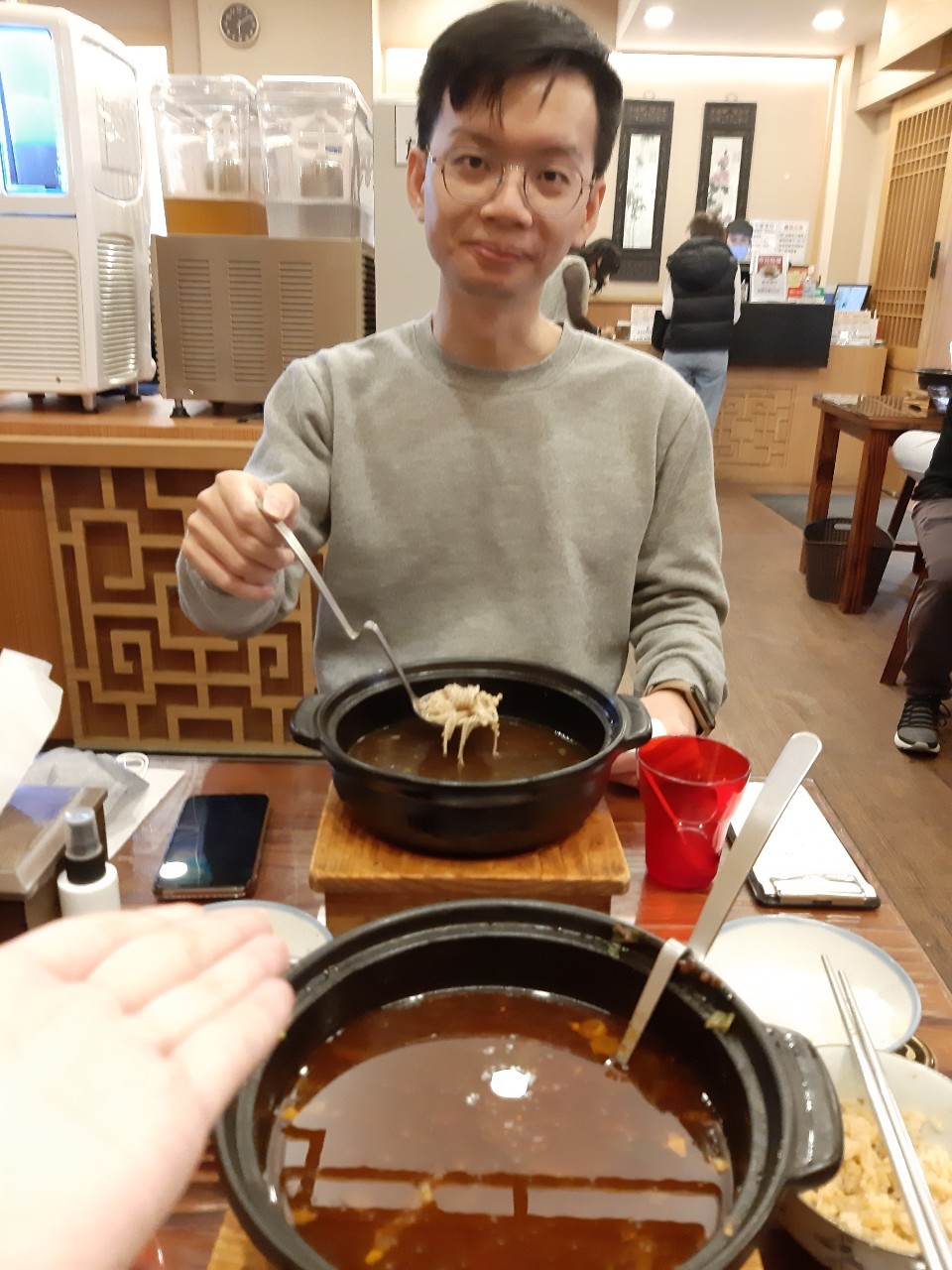 與小均約會吃夯麵坊，逛好市多，煮牛肉麵，買情侶衣，吃雲鼎阿二