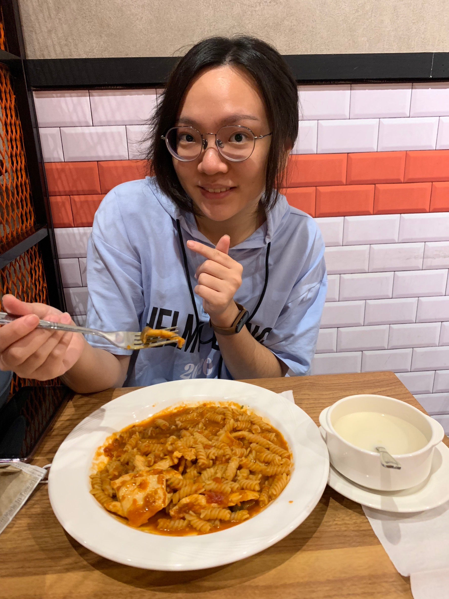 與小均約會吃夯麵坊，逛好市多，煮牛肉麵，買情侶衣，吃雲鼎阿二