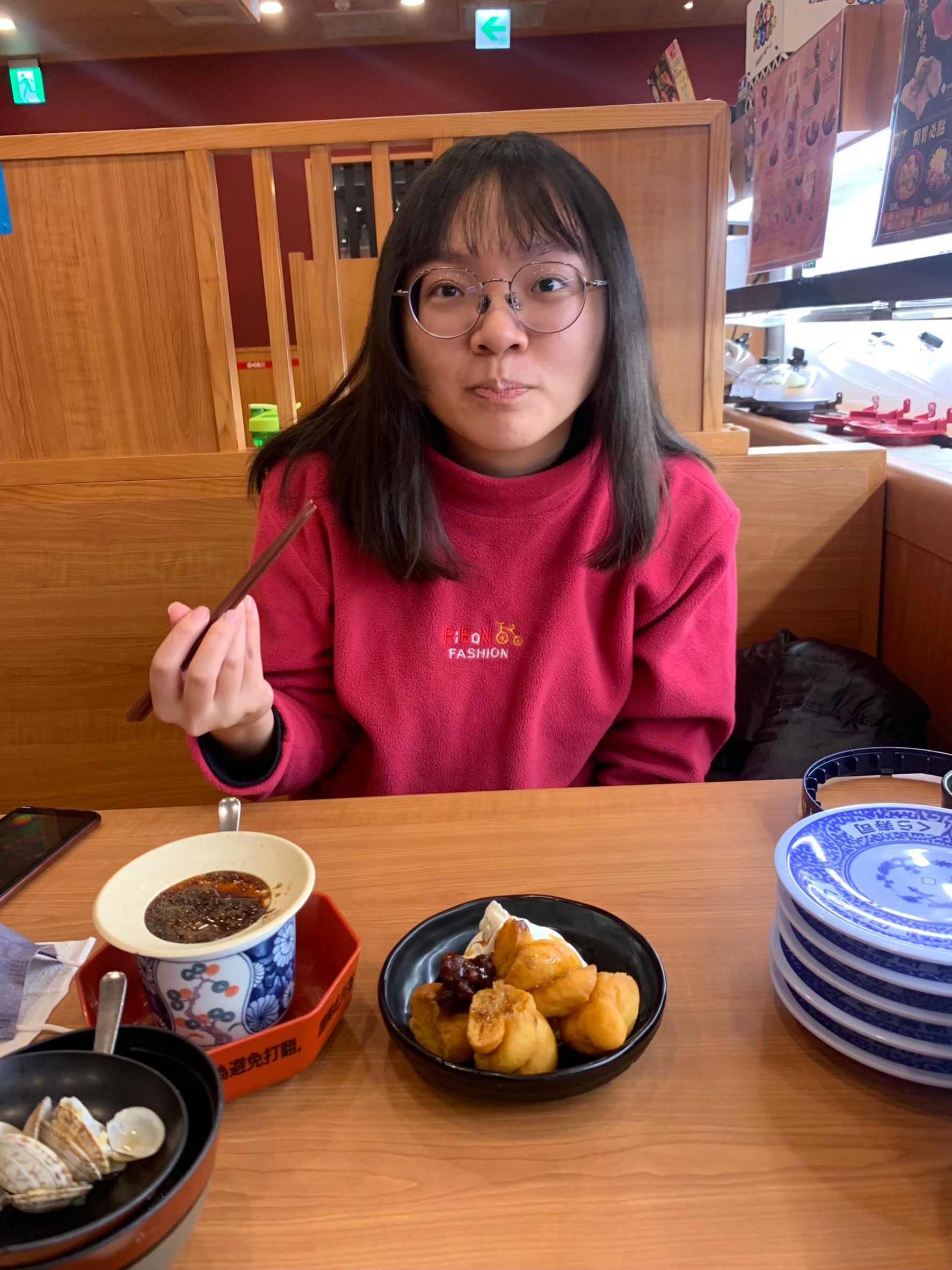 剪頭髮，與小均吃藏壽司抽三麗鷗，開箱芝初過年禮盒，買南南宵夜