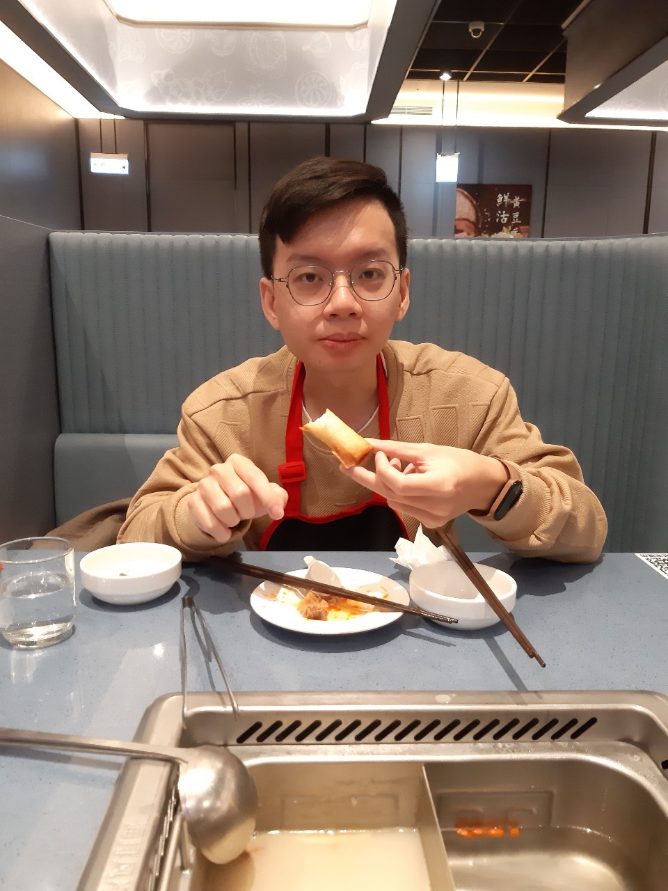 與小均吃海底撈，跟設計師討論裝潢，煮湯叫外送