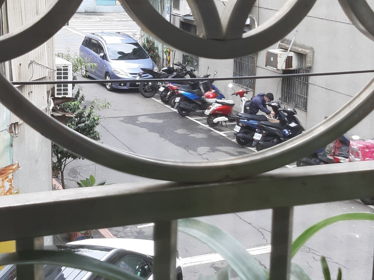 小均初一來我家拜年，跟家人一起吃午餐，買爆刮刮樂