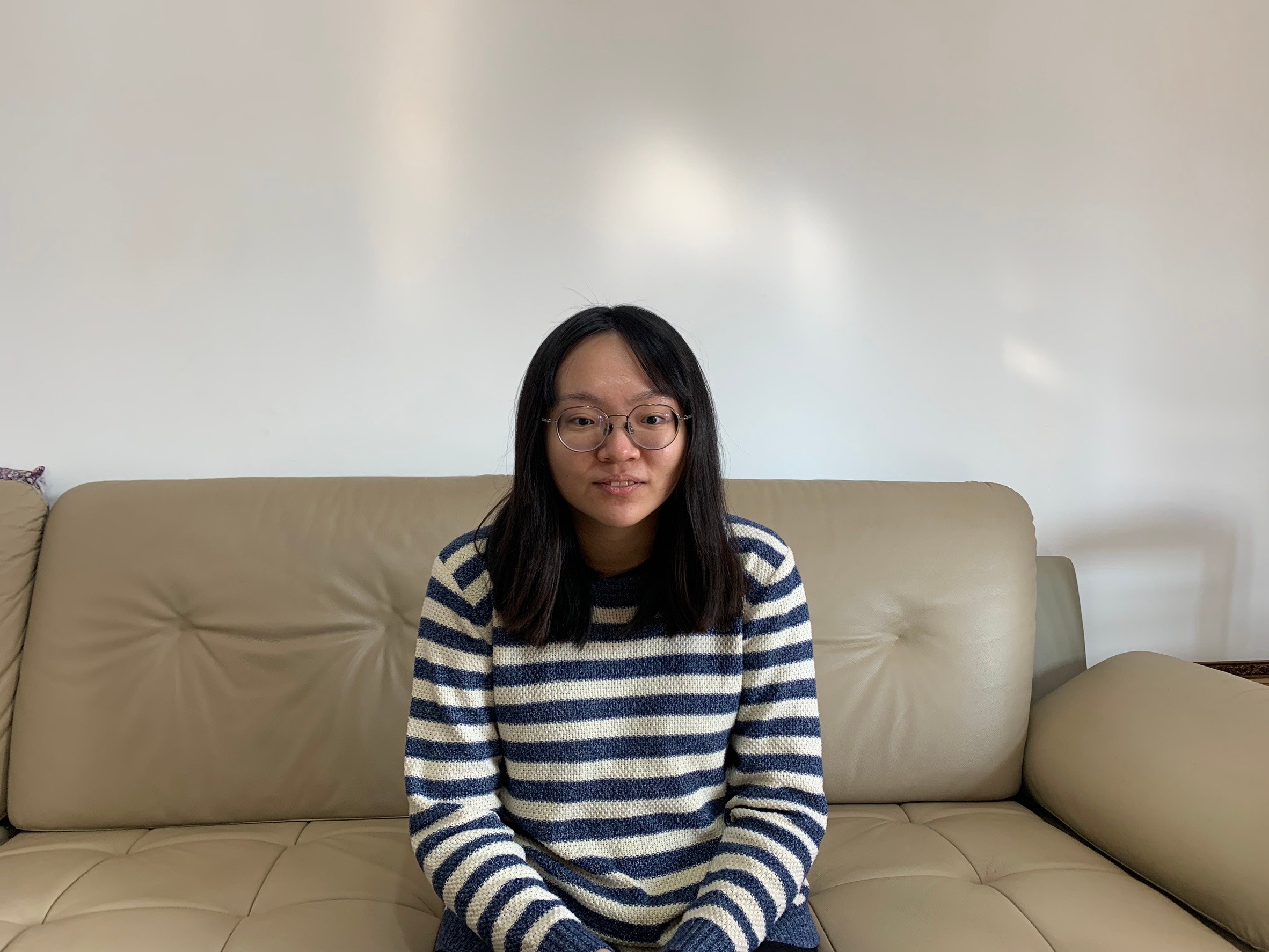 小均初三聚餐後接小金魚，小金魚被反鎖只好用相片送禮，過情人節，給紅包，尾牙摸彩