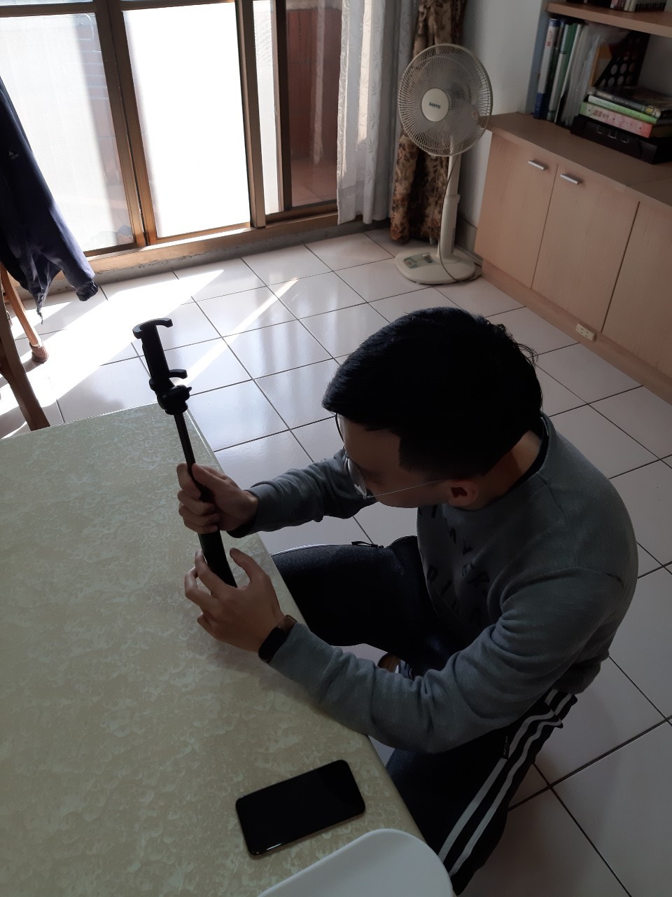 小均初三聚餐後接小金魚，小金魚被反鎖只好用相片送禮，過情人節，給紅包，尾牙摸彩