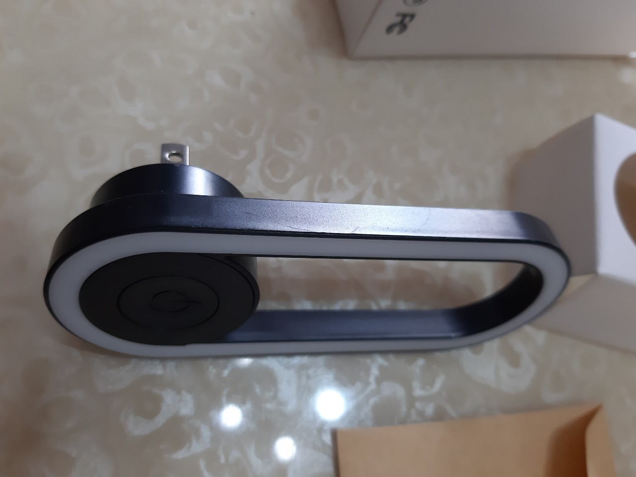 小均初三聚餐後接小金魚，小金魚被反鎖只好用相片送禮，過情人節，給紅包，尾牙摸彩