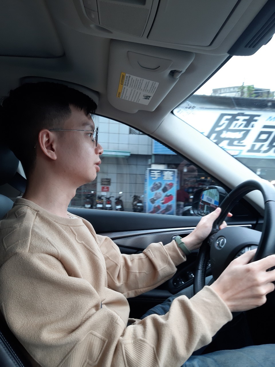 小均開車車，陪我跟高中朋友吃大師兄銷魂麵舖拿喜帖，逛宏匯，摸摸頭，送我回家
