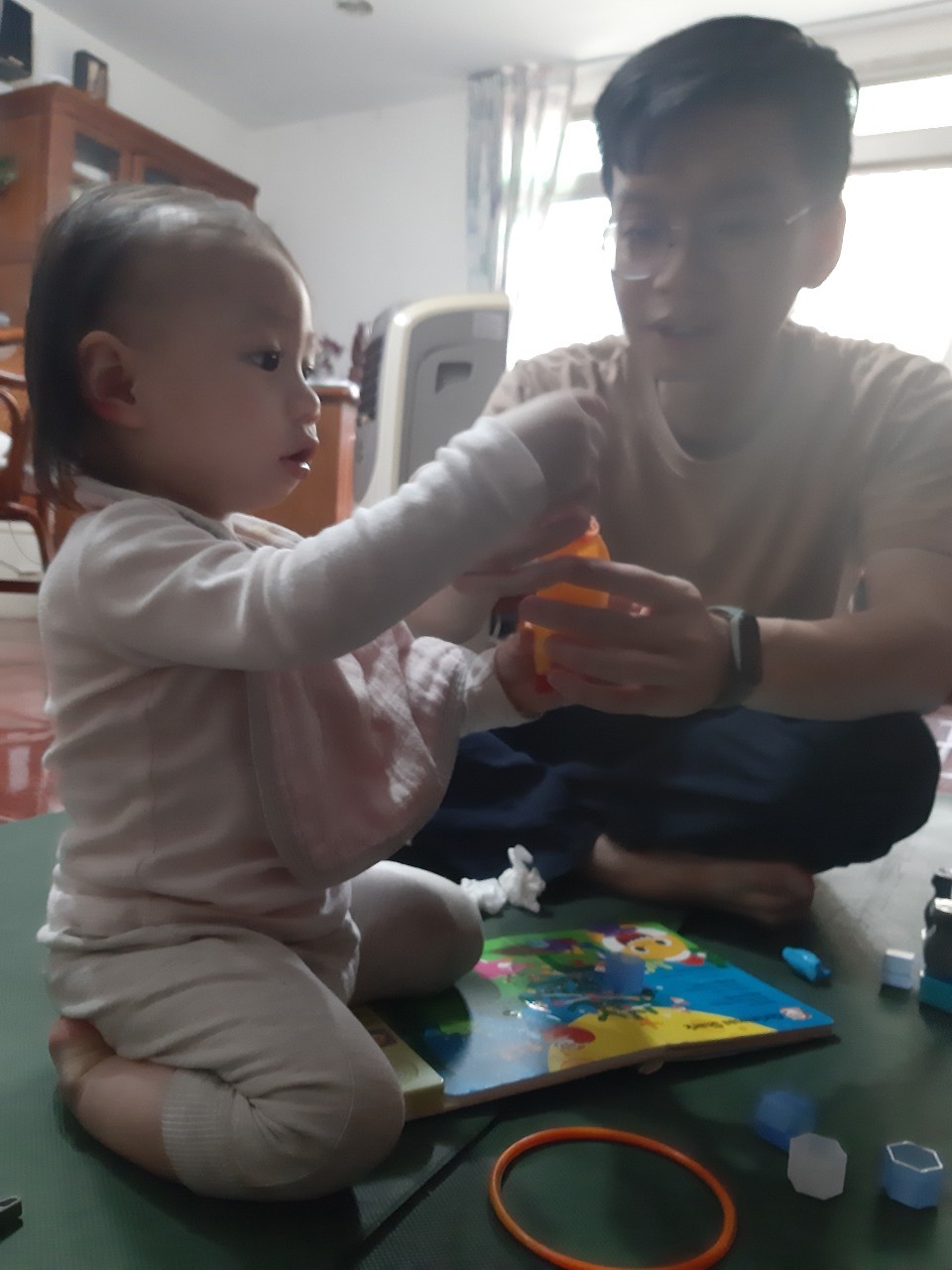 小均來家裡一起照顧芊芊，午餐吃鵝肉麵，陪玩