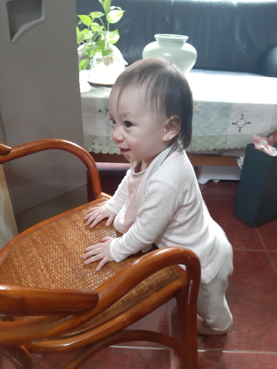 小均來家裡一起照顧芊芊，午餐吃鵝肉麵，陪玩