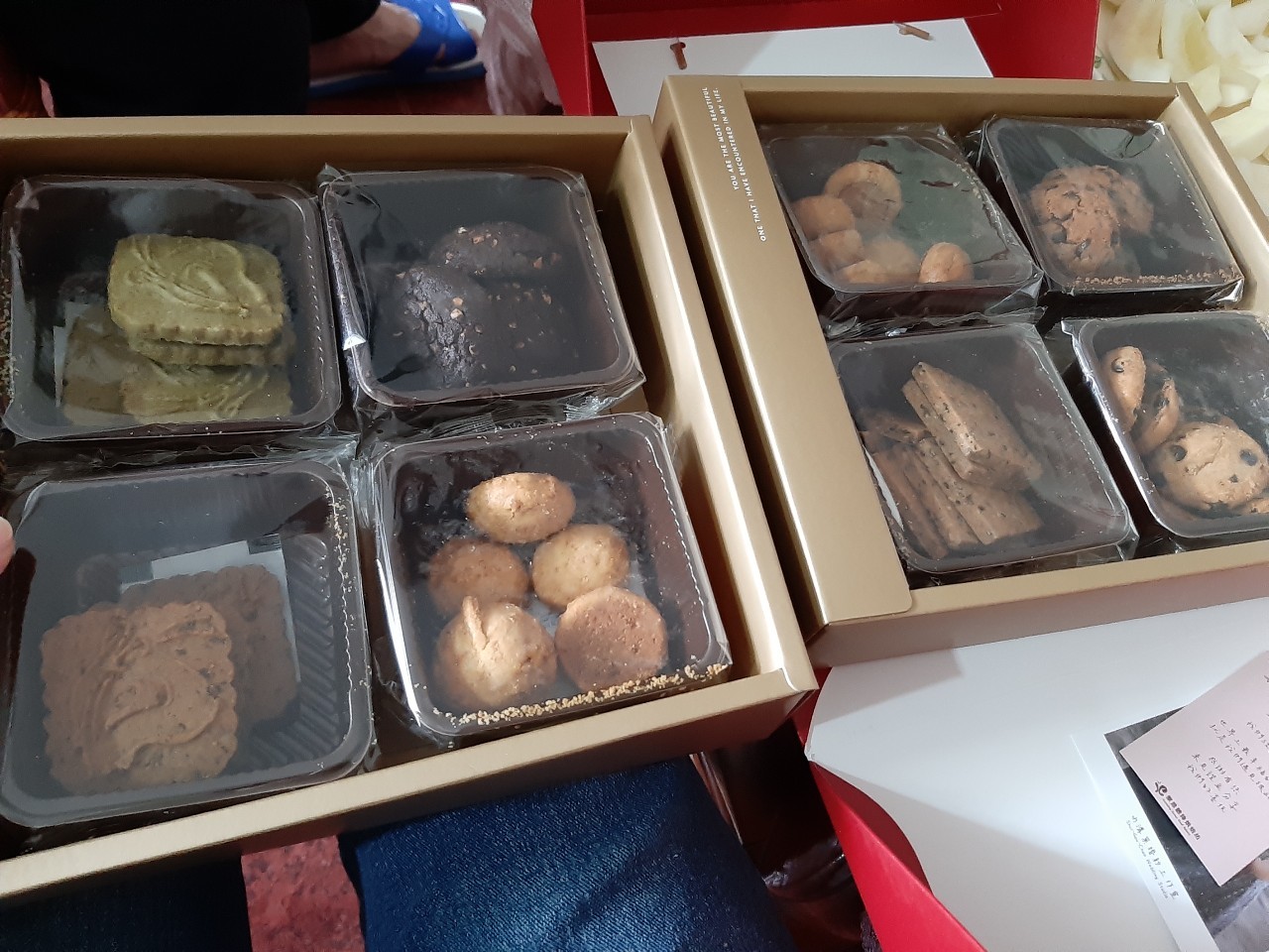 小均來家裡一起照顧芊芊，午餐吃鵝肉麵，陪玩