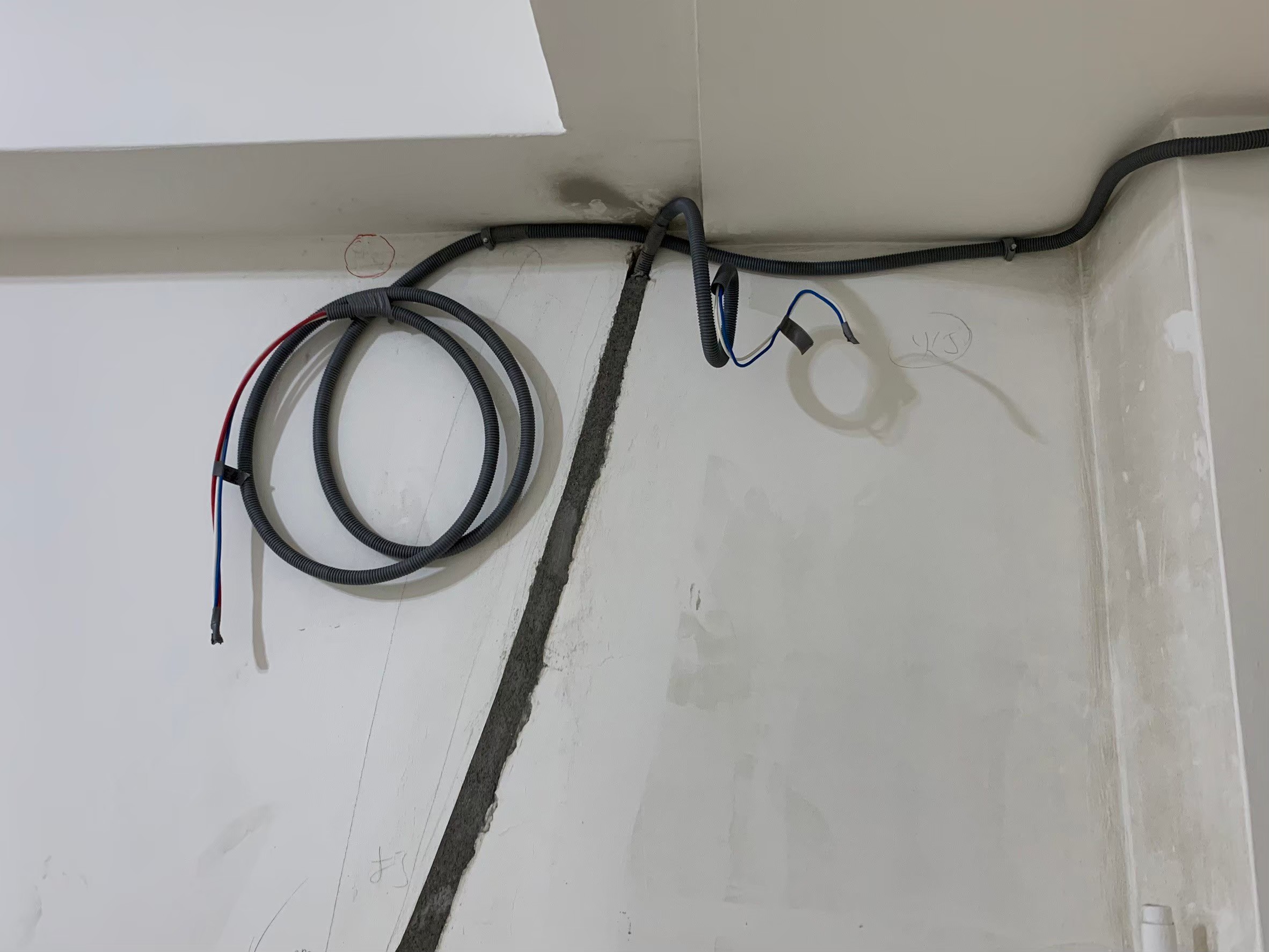 校慶跟小均一起逛，宏匯吃杏子，逛逛買小均包包，午睡耍廢，看裝潢進度，跟胖達吃烤鴨