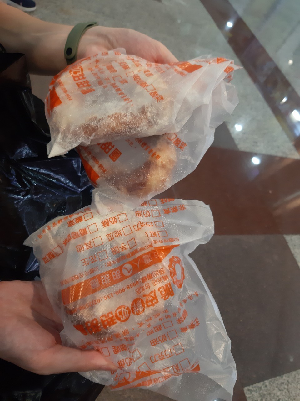 校慶補假與小均逛西門，吃富宏、脆皮甜甜圈，逛咚ㄎㄧ，體驗腳底按摩，NET買爆+鐵板燒