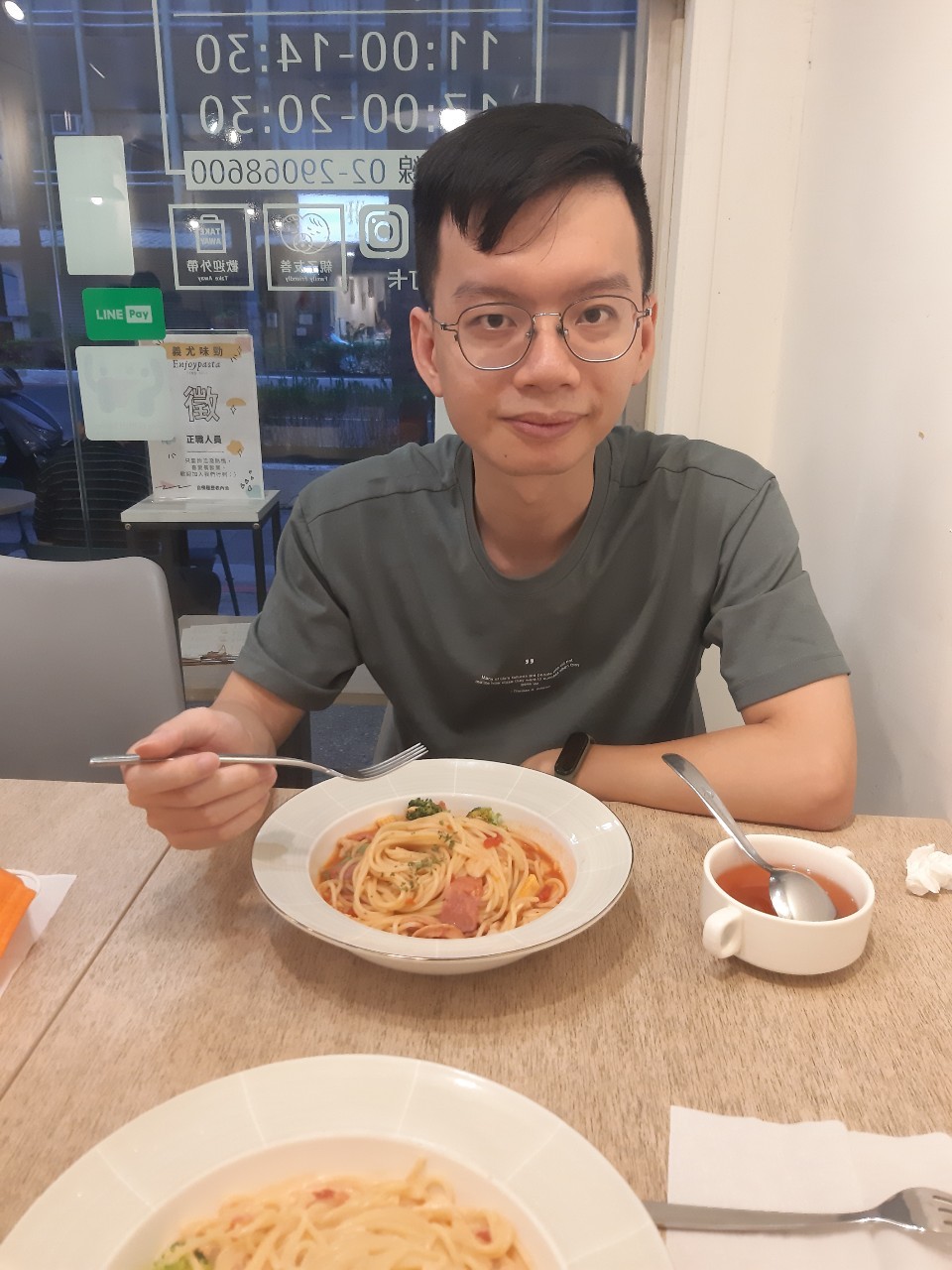 小均開車接小金魚來胖達家，耍廢按摩看電視，中午逛市場有人插隊，晚上來小金魚家帶芊芊