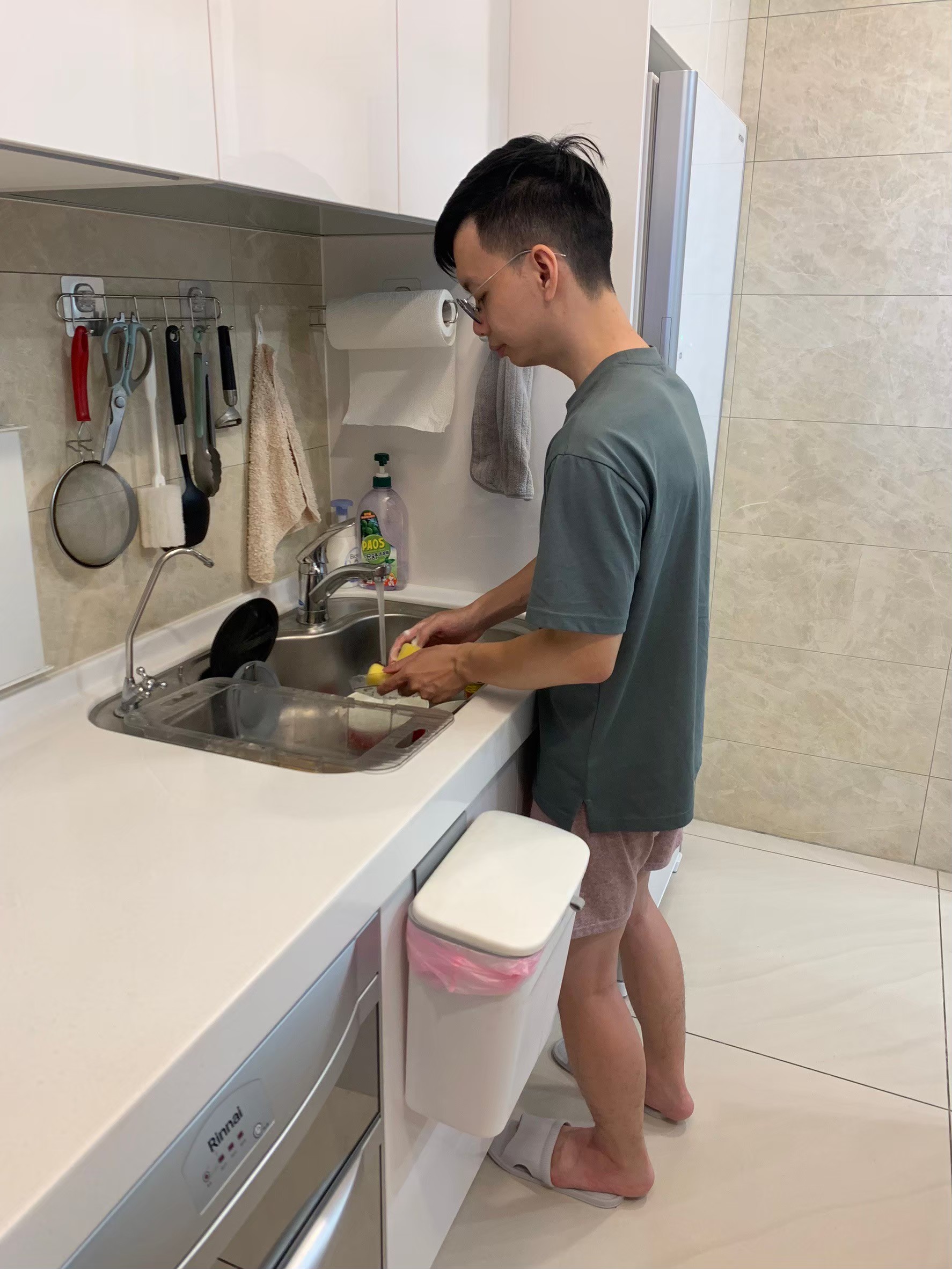 小均開車接小金魚來胖達家，耍廢按摩看電視，中午逛市場有人插隊，晚上來小金魚家帶芊芊