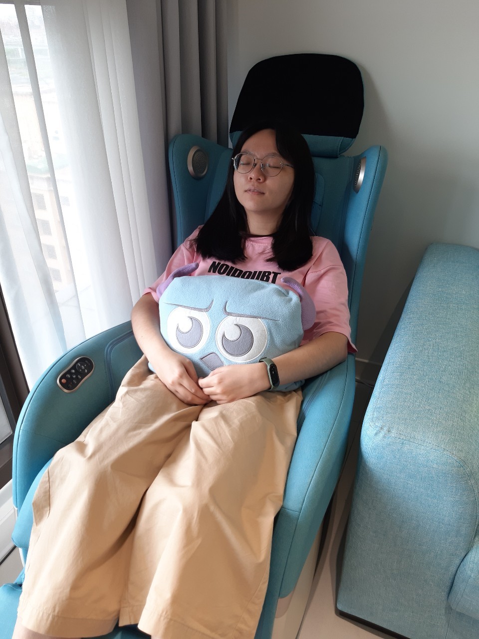 小均開車接小金魚來胖達家，耍廢按摩看電視，中午逛市場有人插隊，晚上來小金魚家帶芊芊