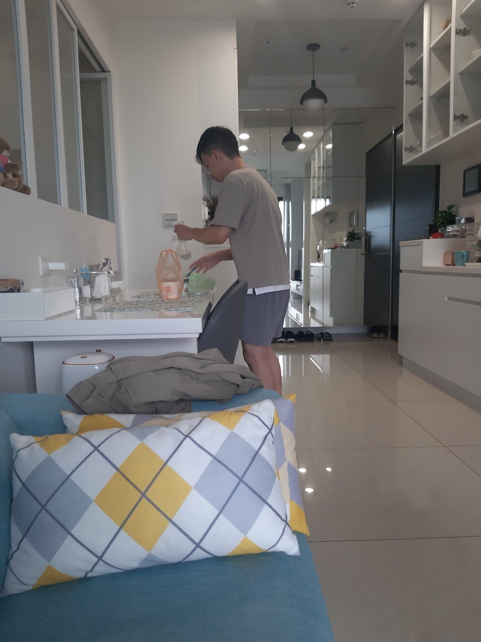 小均開車接小紅來的小金魚，逛市場，滋潤午睡，叫鍋棧外送看海綿寶寶