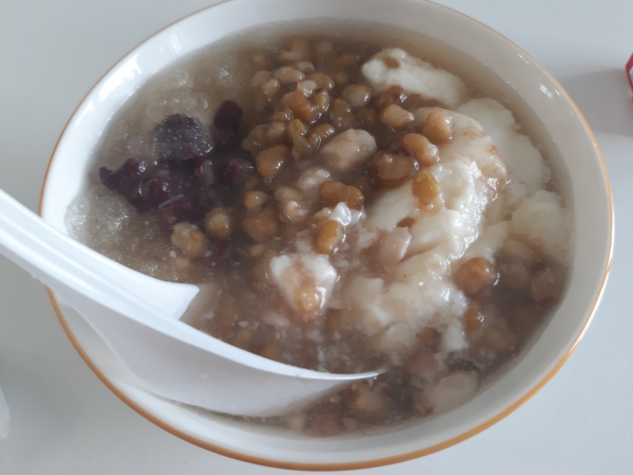 小均開車接小紅來的小金魚，逛市場，滋潤午睡，叫鍋棧外送看海綿寶寶