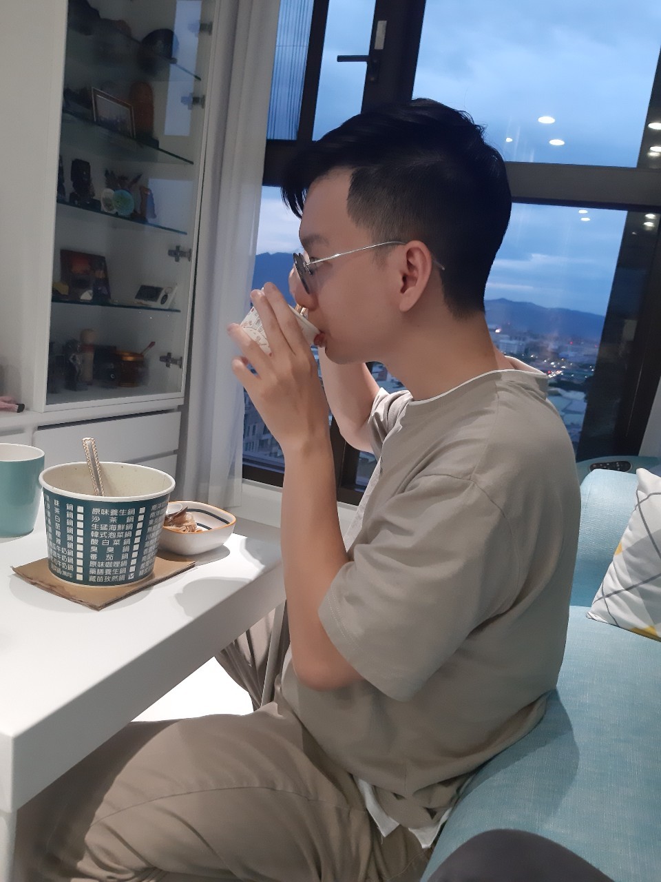 小均開車接小紅來的小金魚，逛市場，滋潤午睡，叫鍋棧外送看海綿寶寶