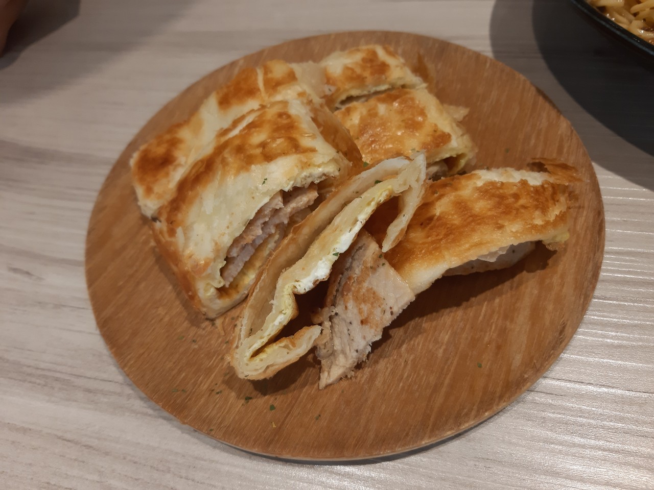 與小均吃饗聚早午餐，逛大創，逛NET，買康乃馨