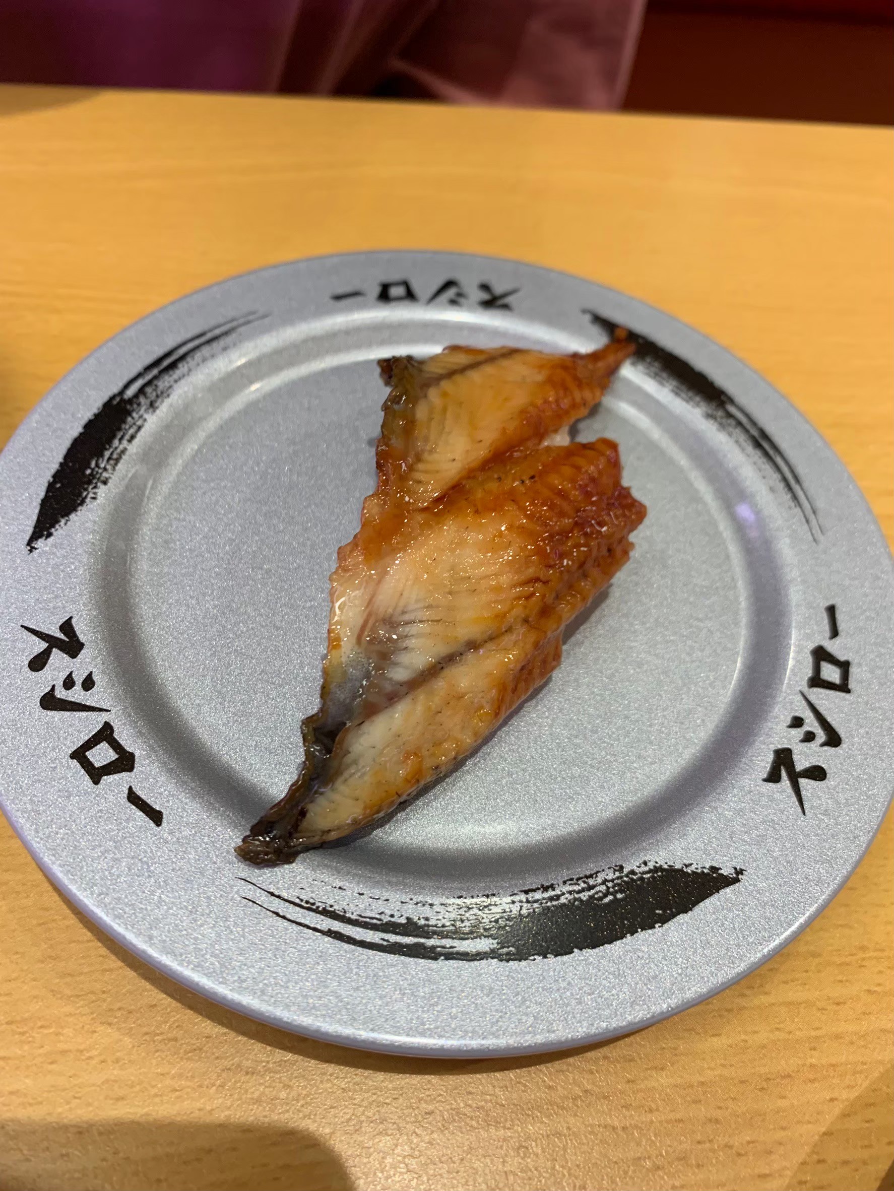 請假跟小均吃壽司郎，遠端看劇陪他，捕捉到野生胖達，吃八方