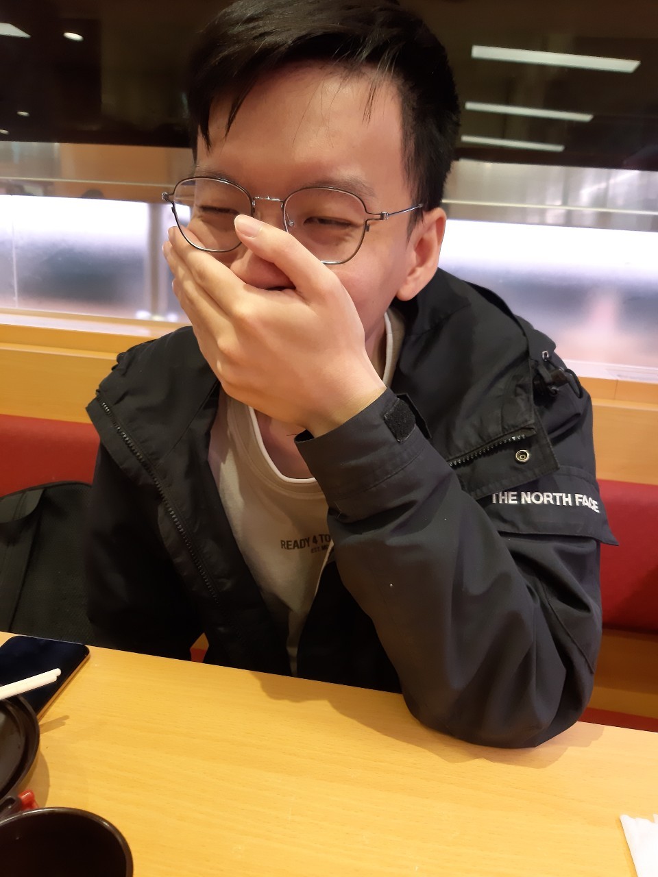 請假跟小均吃壽司郎，遠端看劇陪他，捕捉到野生胖達，吃八方