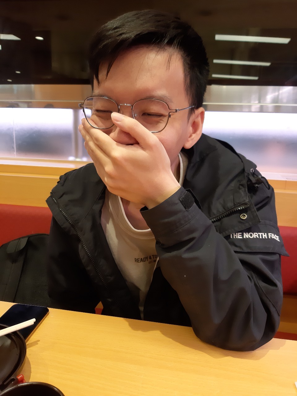 請假跟小均吃壽司郎，遠端看劇陪他，捕捉到野生胖達，吃八方