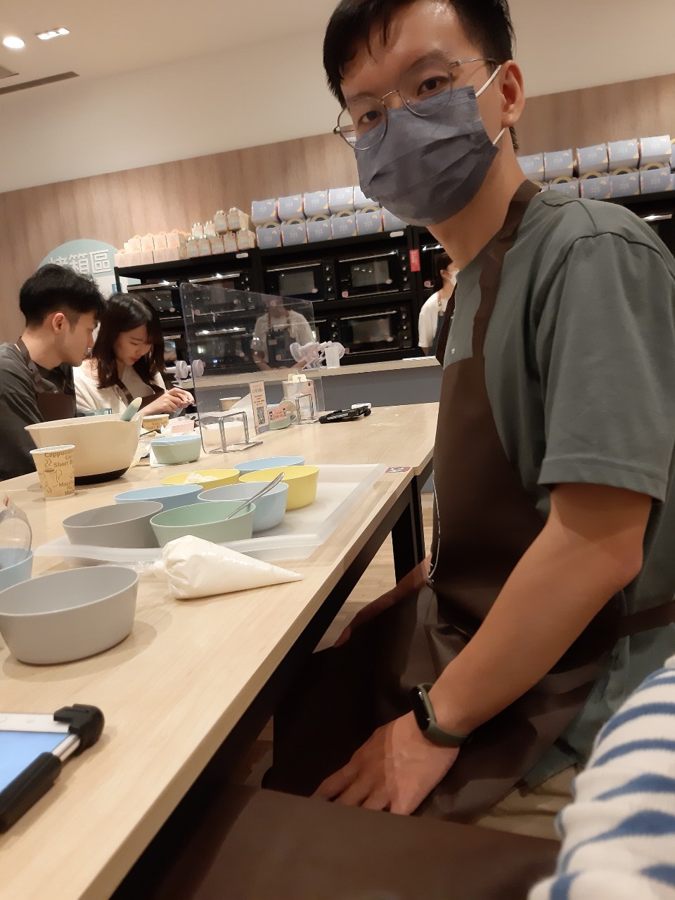 與香蕉小苓去杏子吃豬排，送小苓生日禮物，去宏匯做甜點，小均開車送回家