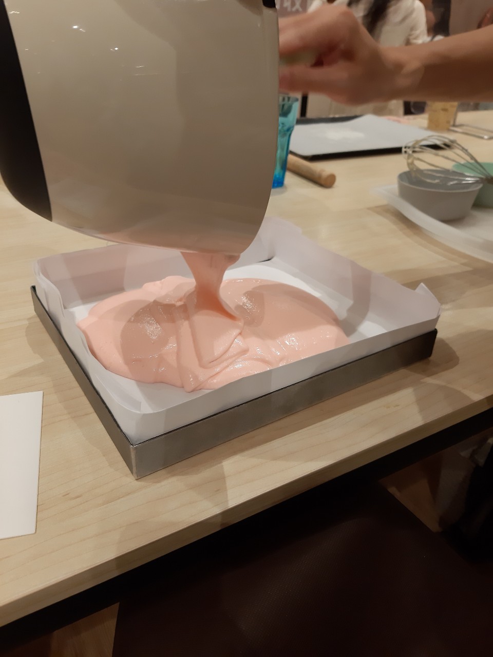 與香蕉小苓去杏子吃豬排，送小苓生日禮物，去宏匯做甜點，小均開車送回家