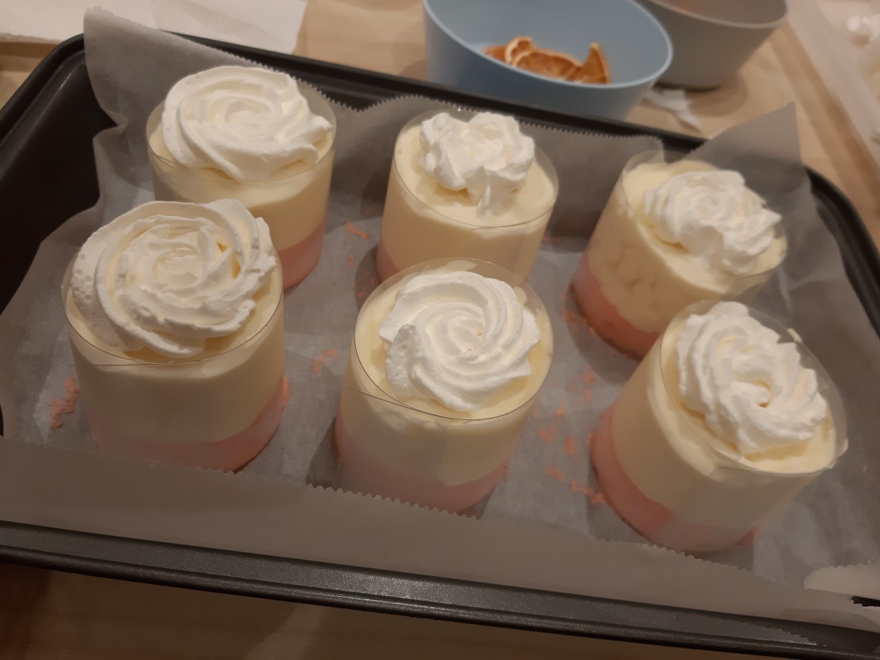 與香蕉小苓去杏子吃豬排，送小苓生日禮物，去宏匯做甜點，小均開車送回家