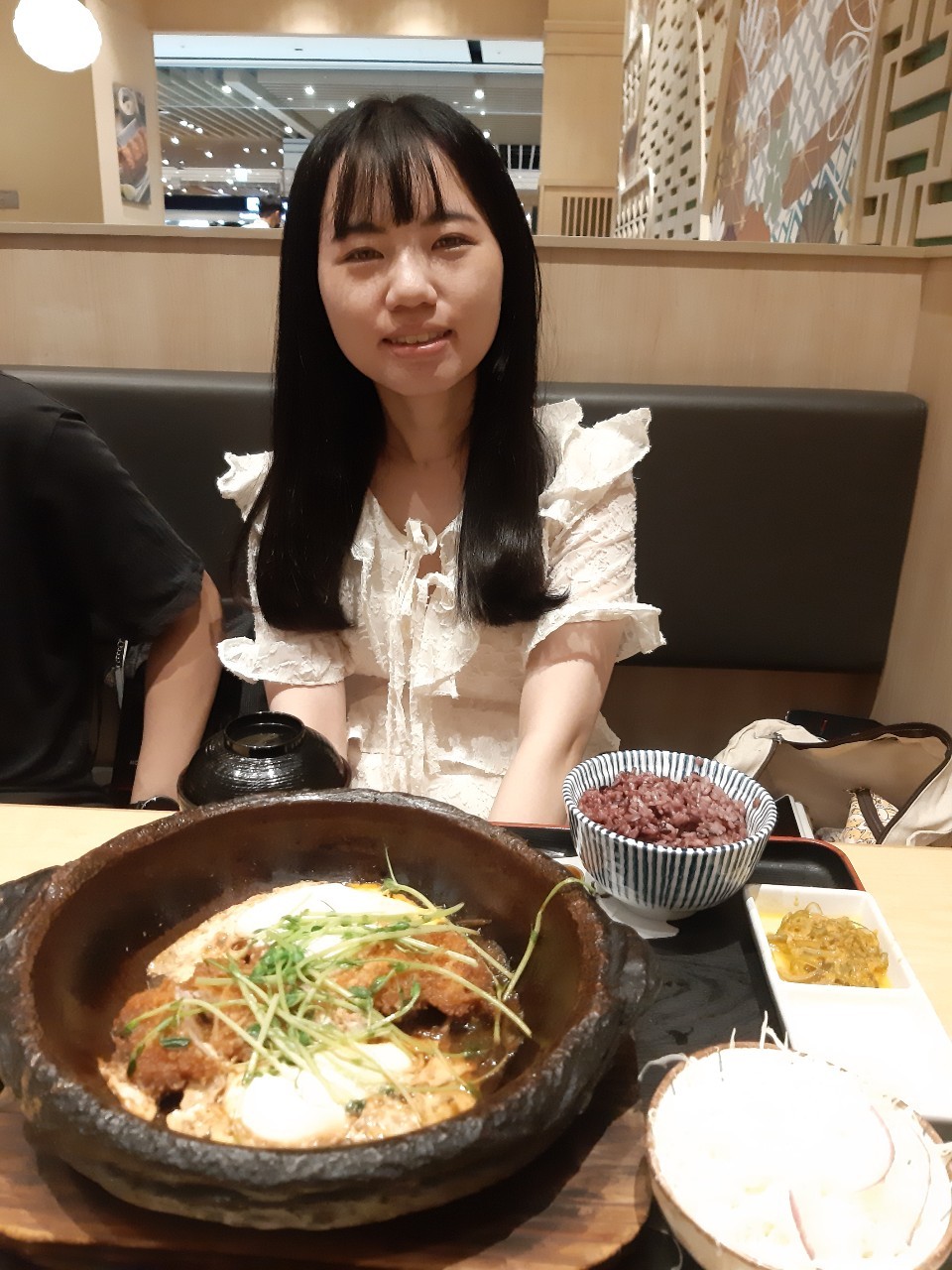 與香蕉小苓去杏子吃豬排，送小苓生日禮物，去宏匯做甜點，小均開車送回家