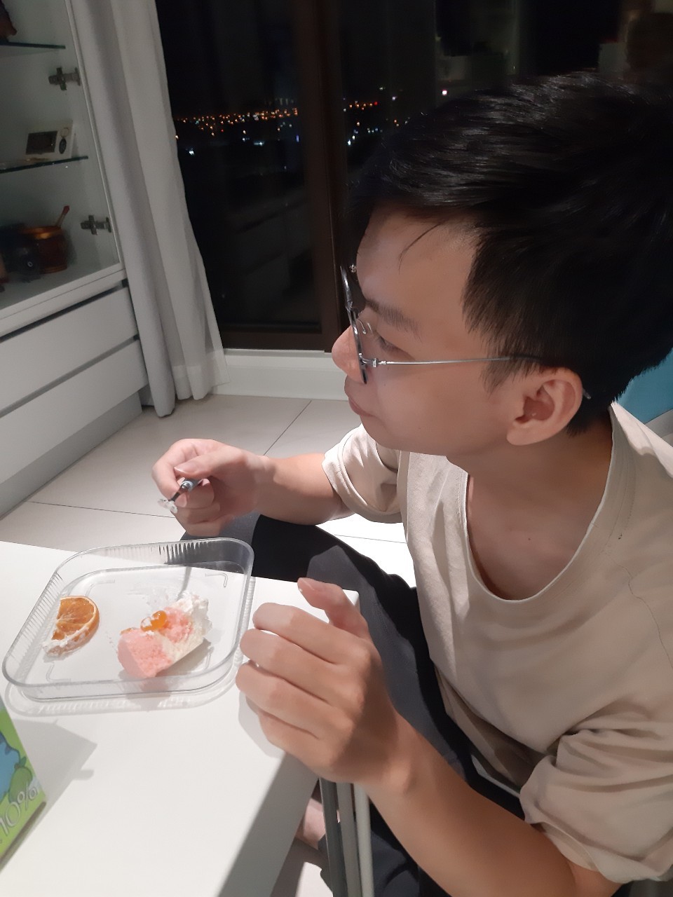 與小均去胖達家睡覺充電蹭飯吃，小均買咖波聯名飲料哄人家，吃昨天做的甜點