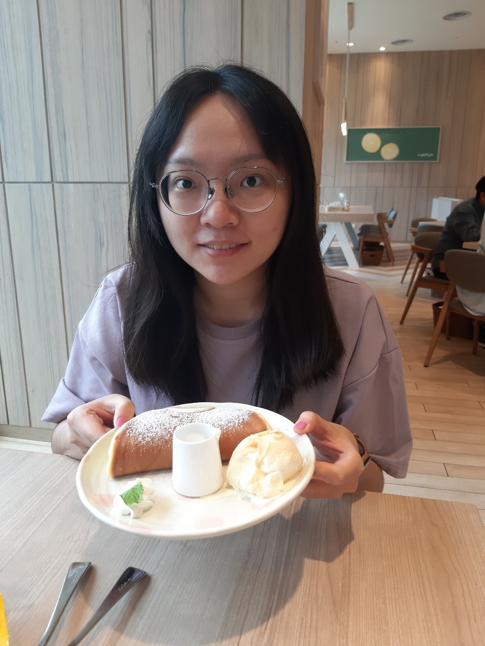 跟小均平日約會，吃屋莎，看電影柯南，煮牛肉麵，看月亮