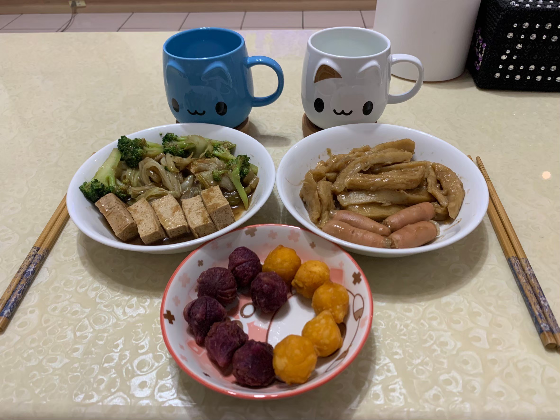 與小均吃早自己，逛迪化街與大稻埕，下雨所以回家儀式感吃吃，看煙火直播