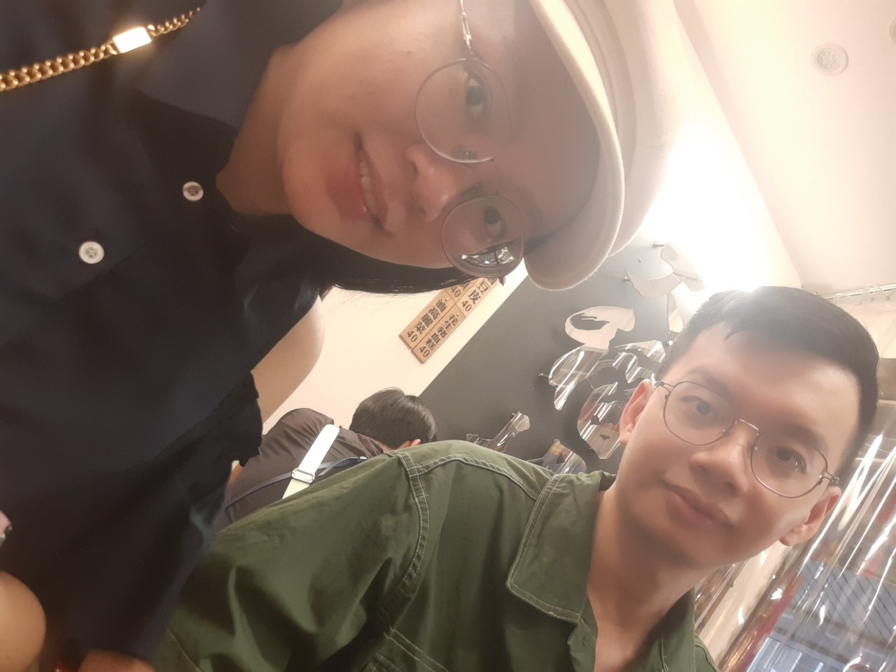 與小均吃早自己，逛迪化街與大稻埕，下雨所以回家儀式感吃吃，看煙火直播